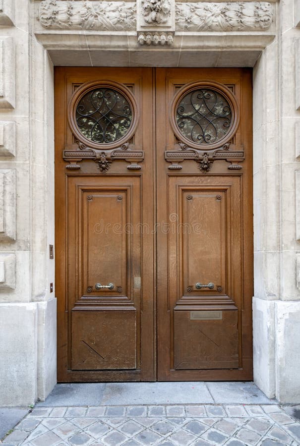 Dubbele deuringang van de historische bouw in Parijs Frankrijk Uitstekende houten deuropening en steensierzaagwerkdecoratie van s royalty-vrije stock foto Dubbele deuringang van de historische bouw in Parijs Frankrijk Uitstekende houten deuropening en steensierzaagwerkdecoratie van s royalty-vrije stock foto