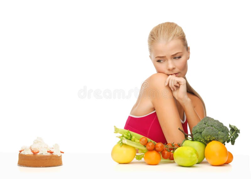 Dubbio della donna con i frutti e l'hamburger fotografia stock Dubbio della donna con i frutti e l'hamburger fotografia stock