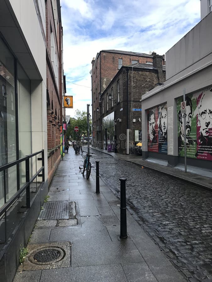 Dublin central, Irlanda - 2 de agosto de 2017: Rua e stre estreitos fotos de stock royalty free Dublin central, Irlanda - 2 de agosto de 2017: Rua e stre estreitos fotos de stock royalty free