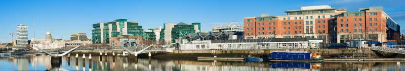 Dublin, Ierland, panorama over Liffey-rivier met moderne bu