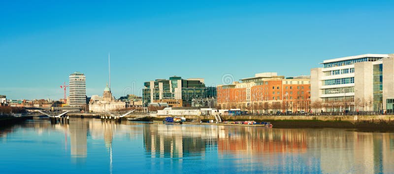 Dublin, Ierland, panorama over Liffey-rivier op helder DA