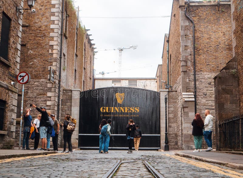 Dublin ireland 07122023 : turistbilder av berömda guinnessbutiker, bryggerport. landmärke för populär stad. berömd royaltyfria foton