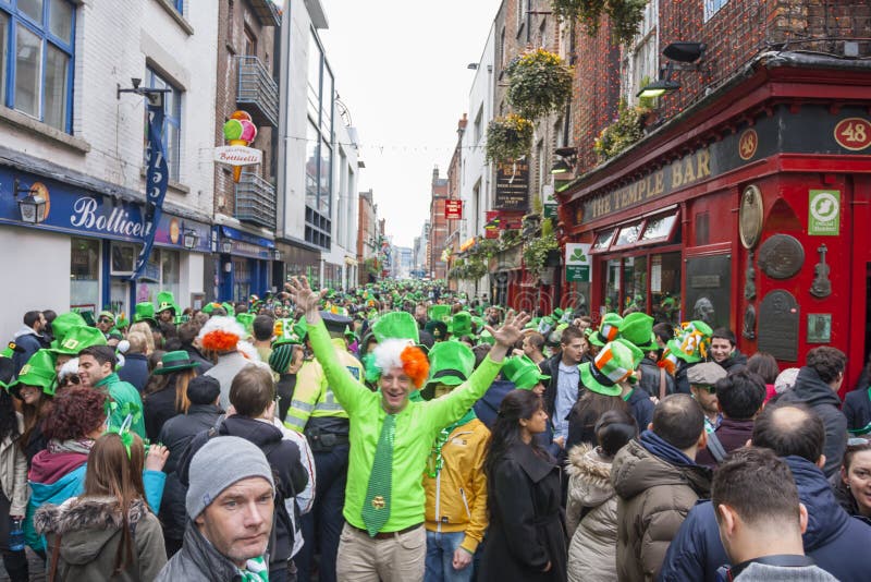 DUBLIN, IRLANDA - 17 DE MARÇO: Parada do dia de St Patrick em Dublin fotos de stock DUBLIN, IRLANDA - 17 DE MARÇO: Parada do dia de St Patrick em Dublin fotos de stock
