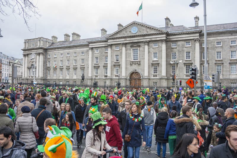 DUBLIN, IRLANDE - 17 MARS : Défilé du jour de St Patrick à Dublin photo stock DUBLIN, IRLANDE - 17 MARS : Défilé du jour de St Patrick à Dublin photo stock