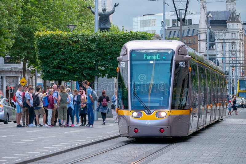 Dublino irlanda 29 luglio 2019 : tram pubblico di passaggio per la famosa galleria di Connell nel centro di dublin fotografia stock libera da diritti