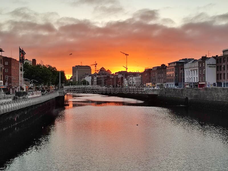 Dublino ndash panorama della città di grattan bridge allalba