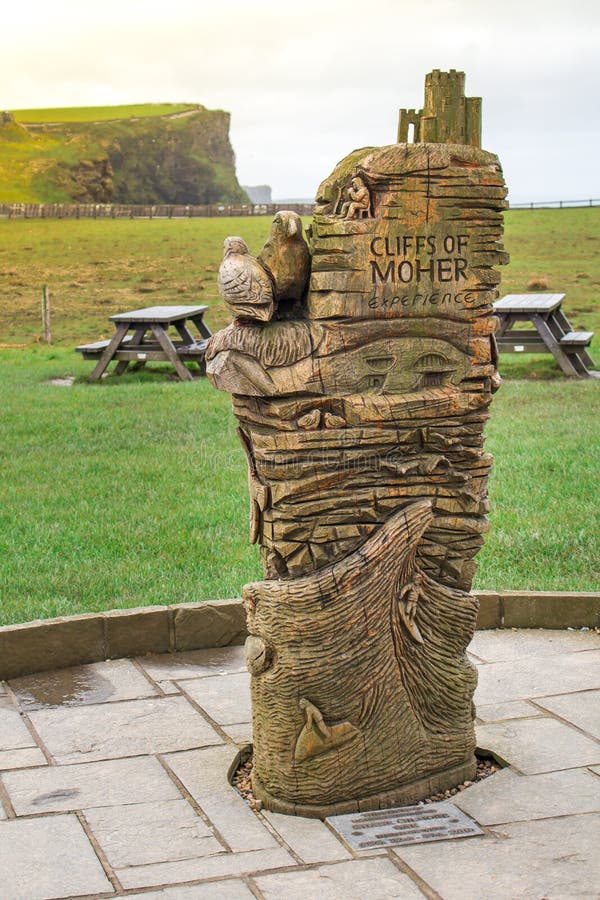 DUBLÍN, IRLANDA - 17 DE FEBRERO DE 2017: Escultura en los acantilados de la experiencia de Moher imagenes de archivo DUBLÍN, IRLANDA - 17 DE FEBRERO DE 2017: Escultura en los acantilados de la experiencia de Moher imagenes de archivo