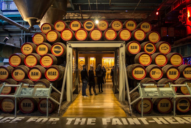 DUBLÍN, IRLANDA - 7 DE FEBRERO DE 2017: Gente que visita el interior del almacén de Guinness en Dublín Barriles de cerveza de mad fotografía de archivo libre de regalías DUBLÍN, IRLANDA - 7 DE FEBRERO DE 2017: Gente que visita el interior del almacén de Guinness en Dublín Barriles de cerveza de mad fotografía de archivo libre de regalías