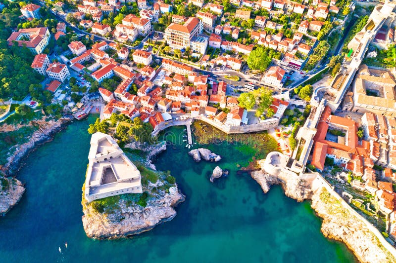 Dubrovnik antyczni punkty zwrotni Lovrijenac i Palowy miasto zakazują antenę zdjęcie stock Dubrovnik antyczni punkty zwrotni Lovrijenac i Palowy miasto zakazują antenę zdjęcie stock