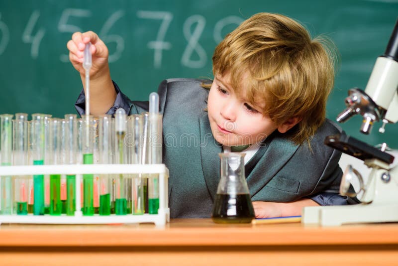 ?ducation d'?cole Explorez les mol?cules biologiques Bébé de génie d'enfant en bas âge Garçon près des tubes de microscope et à e photographie stock libre de droits ?ducation d'?cole Explorez les mol?cules biologiques Bébé de génie d'enfant en bas âge Garçon près des tubes de microscope et à e photographie stock libre de droits