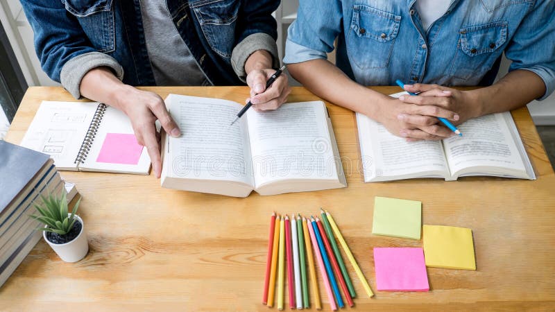 ?ducation, enseignement, apprenant le concept Tuteur de groupe d'?tudiants ou de camarades de classe de lyc?e dans la biblioth?qu image libre de droits ?ducation, enseignement, apprenant le concept Tuteur de groupe d'?tudiants ou de camarades de classe de lyc?e dans la biblioth?qu image libre de droits