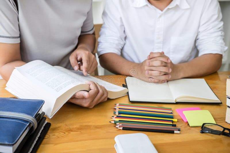 ?ducation, enseignement, ?tude, technologie et concept de personnes Deux ?tudiants ou camarades de classe de lyc?e avec des aides image stock ?ducation, enseignement, ?tude, technologie et concept de personnes Deux ?tudiants ou camarades de classe de lyc?e avec des aides image stock