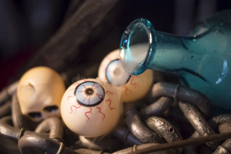 Duch w butelce z nieżywym okiem na Halloween obraz stock Duch w butelce z nieżywym okiem na Halloween obraz stock