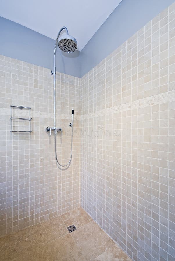 Cuarto De Baño Contemporáneo Con Los Azulejos De Piedra Naturales