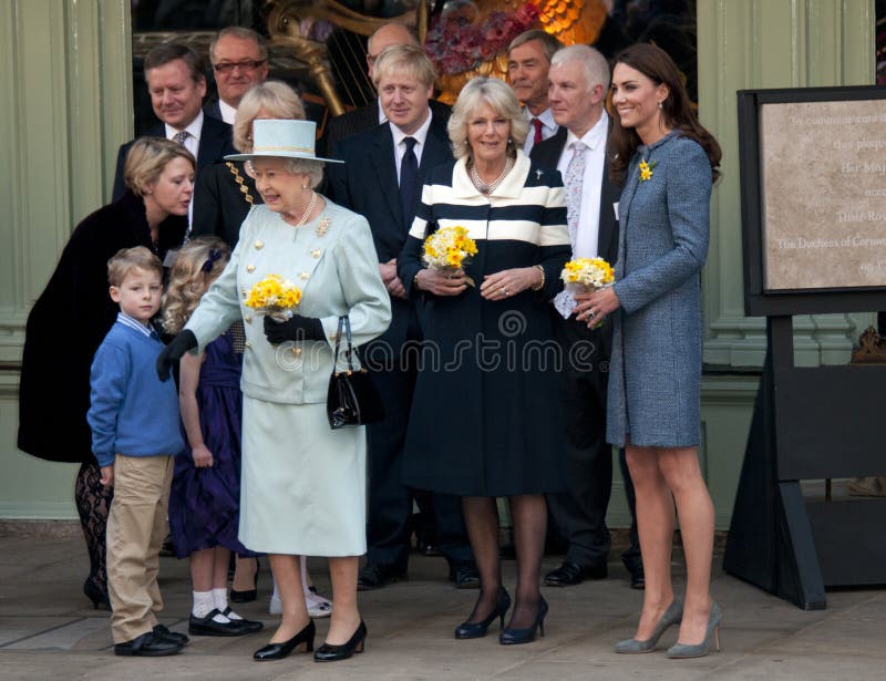DUCHESSE OF CORNOUAILLES, REINE ELIZABETH II, DUCHESSE OF CAMBRIDGE photos libres de droits DUCHESSE OF CORNOUAILLES, REINE ELIZABETH II, DUCHESSE OF CAMBRIDGE photos libres de droits