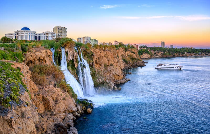 Duden kustvattenfall, Antalya, Turkiet, på solnedgång royaltyfri bild Duden kustvattenfall, Antalya, Turkiet, på solnedgång royaltyfri bild