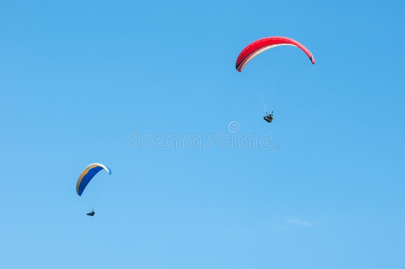 Due alianti che volano nel cielo blu immagine stock libera da diritti Due alianti che volano nel cielo blu immagine stock libera da diritti