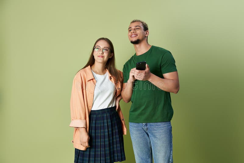 Due amici condividono sorrisi e risate fotografie stock libere da diritti
