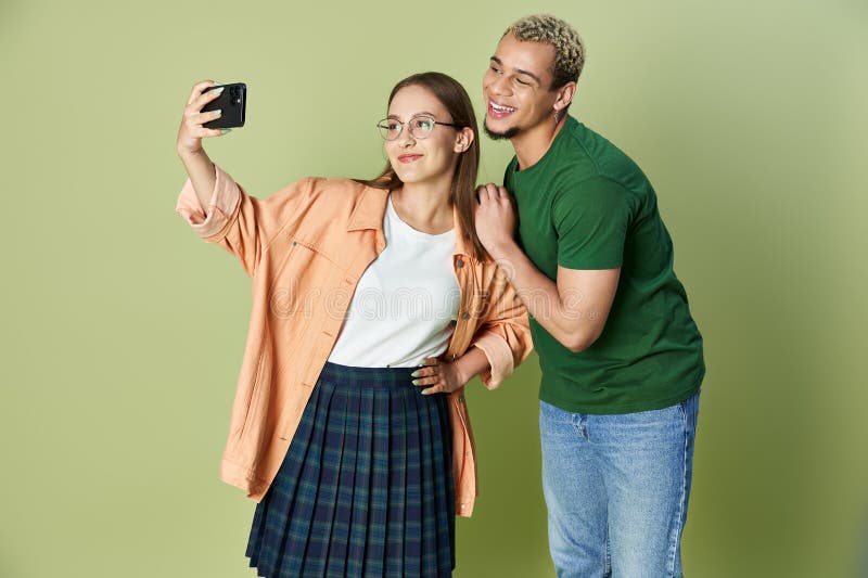 Due amici fanno un selfie giocoso fotografia stock