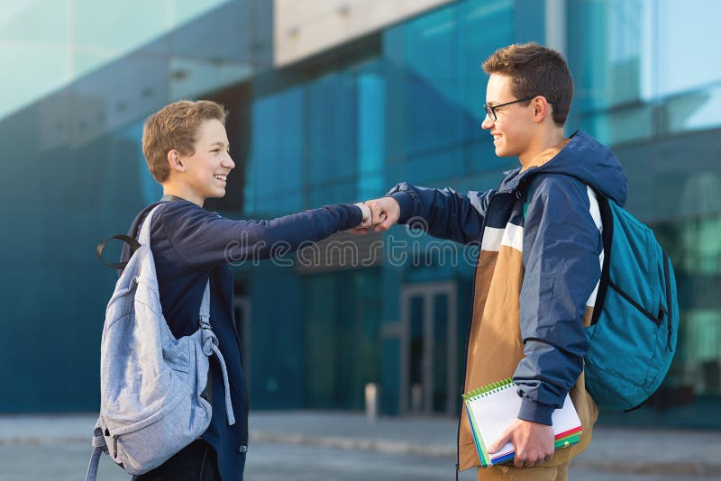 Due amici maschii che incontrano i oudoors, adolescenti che si accolgono fotografie stock libere da diritti Due amici maschii che incontrano i oudoors, adolescenti che si accolgono fotografie stock libere da diritti