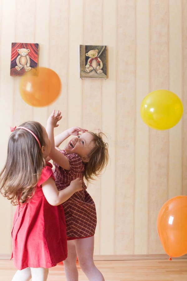 Due bambine che giocano con le sfere aerate immagini stock libere da diritti Due bambine che giocano con le sfere aerate immagini stock libere da diritti