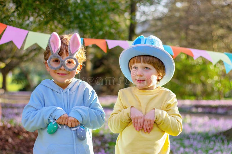 https://thumbs.dreamstime.com/b/due-bambini-carini-con-orecchie-di-coniglio-testa-una-festa-pasqua-al-parco-costume-divertente-nel-271356051.jpg