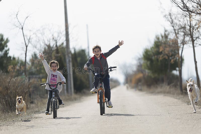 ragazzi che vanno in bicicletta immagini