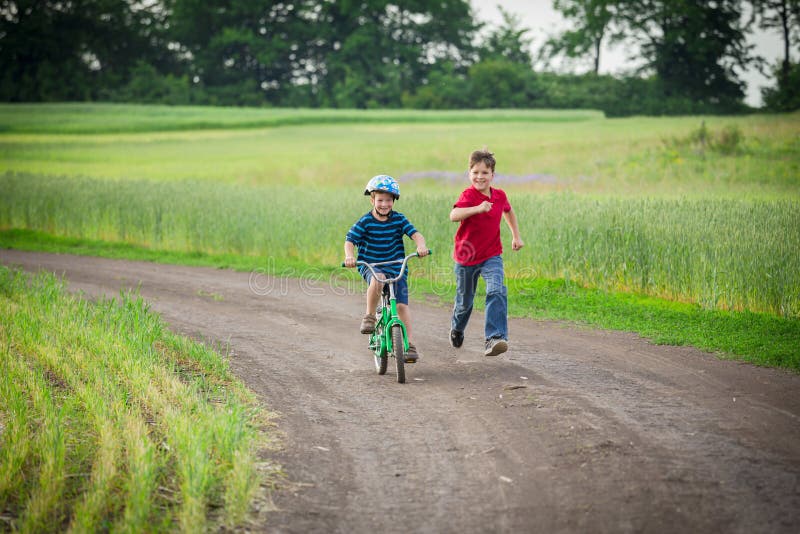 all aria aperta disrgno bimbo in bicicletta