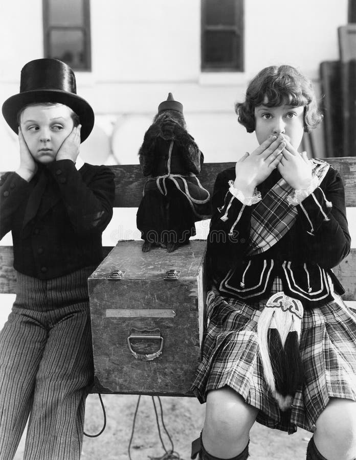 Due bambini e un gioco della scimmia non sentono la malvagità, non vedono la malvagità, non parlano la malvagità (tutte le person immagine stock Due bambini e un gioco della scimmia non sentono la malvagità, non vedono la malvagità, non parlano la malvagità (tutte le person immagine stock