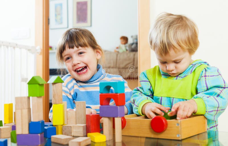 Due bambini felici che giocano nella casa