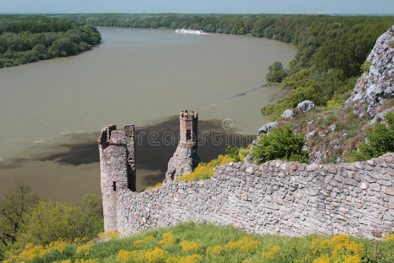 Due bastioni di Devin fortificano in Slovacchia, fortezza medievale fotografia stock Due bastioni di Devin fortificano in Slovacchia, fortezza medievale fotografia stock