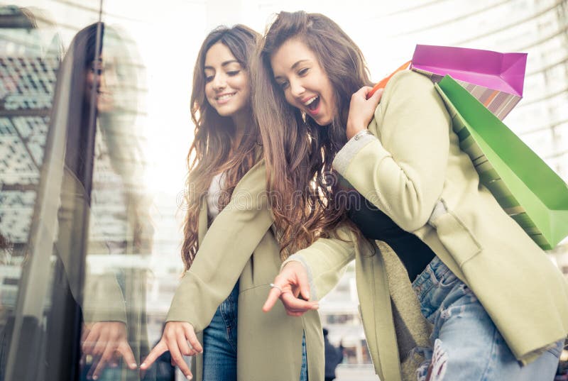 Due belle ragazze che fanno acquisto fotografie stock libere da diritti Due belle ragazze che fanno acquisto fotografie stock libere da diritti