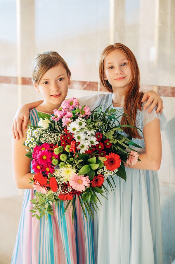 Due belle ragazze che portano i vestiti occasionale fotografie stock Due belle ragazze che portano i vestiti occasionale fotografie stock