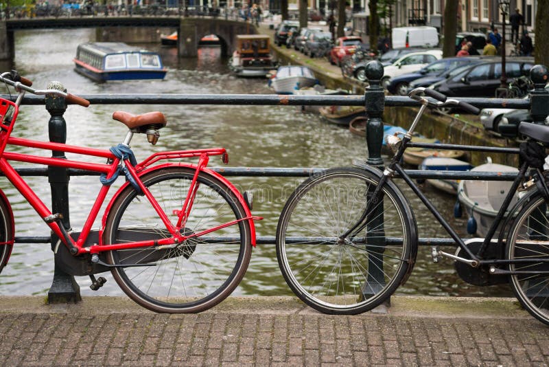 Due biciclette su un ponte sopra un canale a Amsterdam, Paesi Bassi fotografia stock Due biciclette su un ponte sopra un canale a Amsterdam, Paesi Bassi fotografia stock