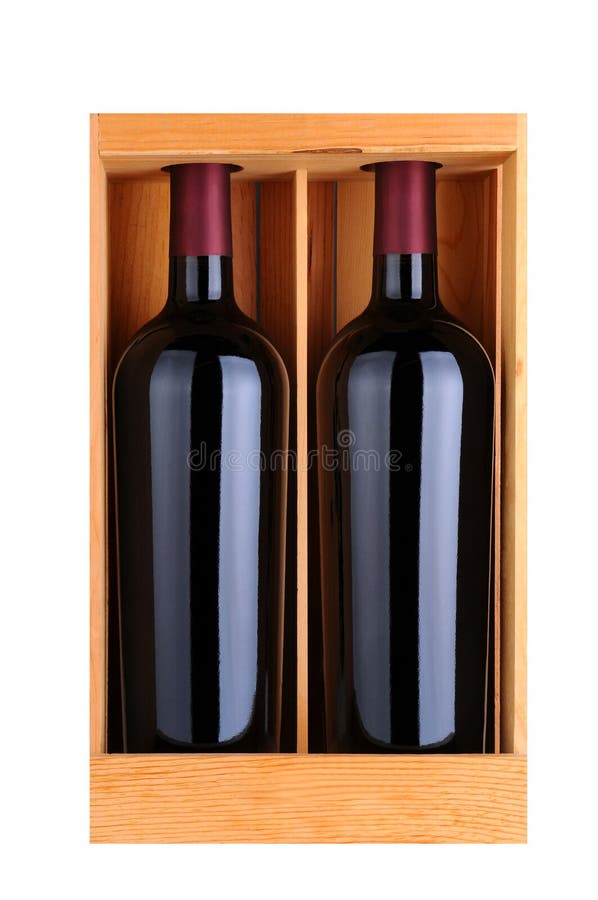 Due bottiglie del vino rosso nel caso di legno fotografia stock libera da diritti Due bottiglie del vino rosso nel caso di legno fotografia stock libera da diritti