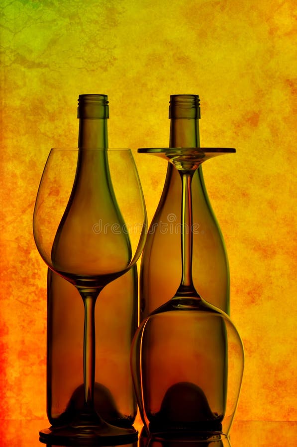 Due bottiglie e vetri di vino immagini stock Due bottiglie e vetri di vino immagini stock