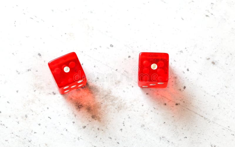 Due calze rosse che mostrano Occhi di Serpente il doppio della testa sulla lavagna bianca immagini stock Due calze rosse che mostrano Occhi di Serpente il doppio della testa sulla lavagna bianca immagini stock