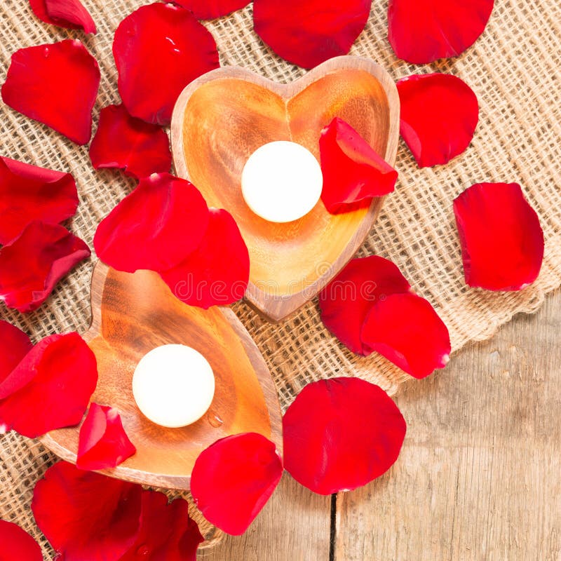 Due candele chiarite in candelieri in forma di cuore immagine stock libera da diritti Due candele chiarite in candelieri in forma di cuore immagine stock libera da diritti