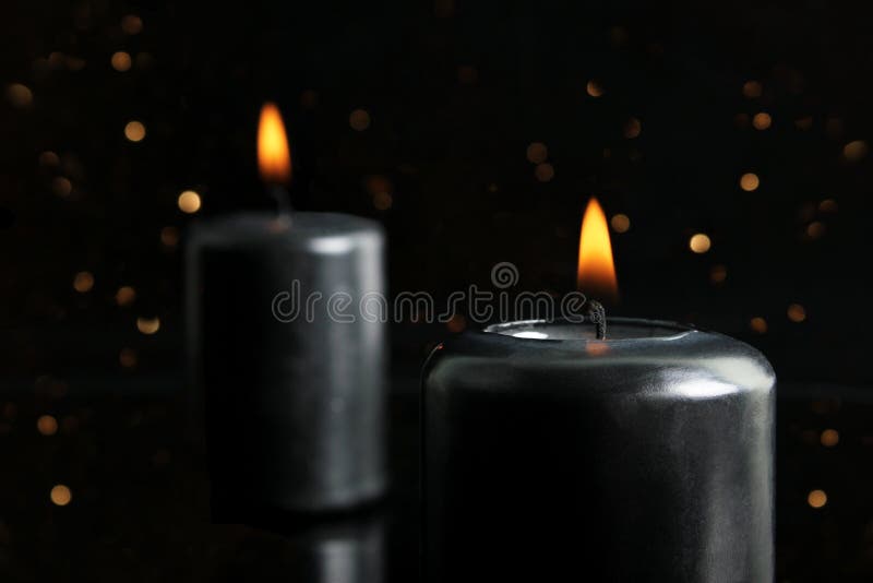 Due Candele Nere in Fiamme Di Notte Con Luci Accese. Fotografia Stock -  Immagine di luminoso, fuoco: 177464542