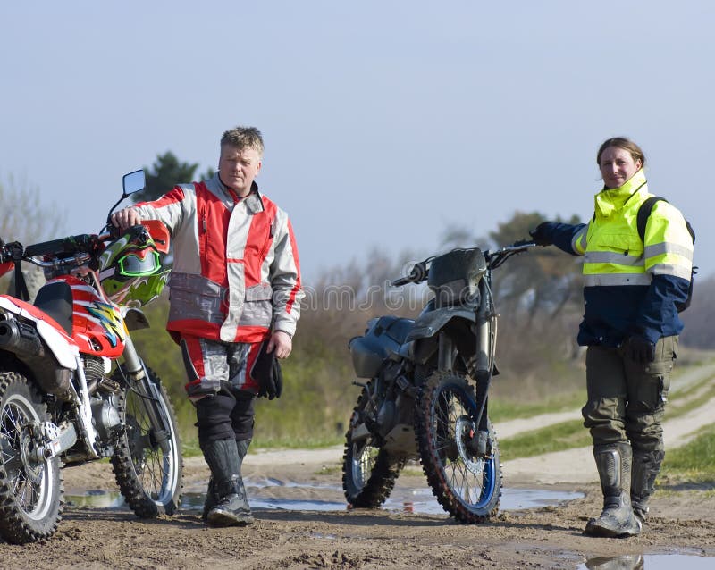 Due cavalieri di motocross fotografia stock libera da diritti Due cavalieri di motocross fotografia stock libera da diritti
