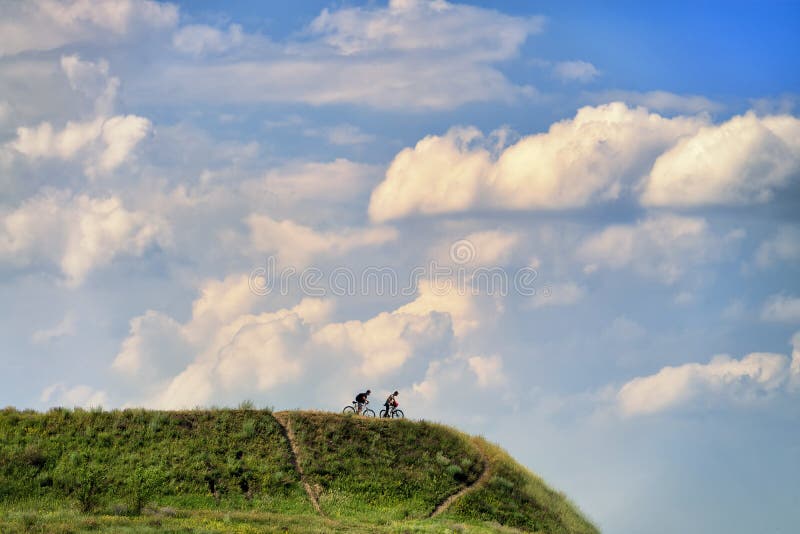 Due ciclisti in mountain-bike sulla collina in Khodosivka, Kyiv, Ucraina, 25 fotografia stock libera da diritti Due ciclisti in mountain-bike sulla collina in Khodosivka, Kyiv, Ucraina, 25 fotografia stock libera da diritti