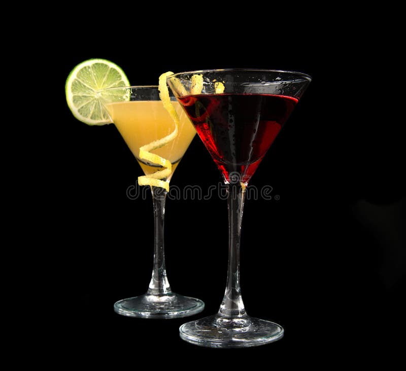 Due cocktail cosmopoliti dei cocktail decorati con il limone dell'agrume torcono il giallo immagini stock libere da diritti Due cocktail cosmopoliti dei cocktail decorati con il limone dell'agrume torcono il giallo immagini stock libere da diritti