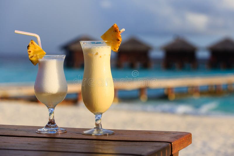 Due Cocktail Sulla Spiaggia Tropicale Immagine Stock - Immagine di ...
