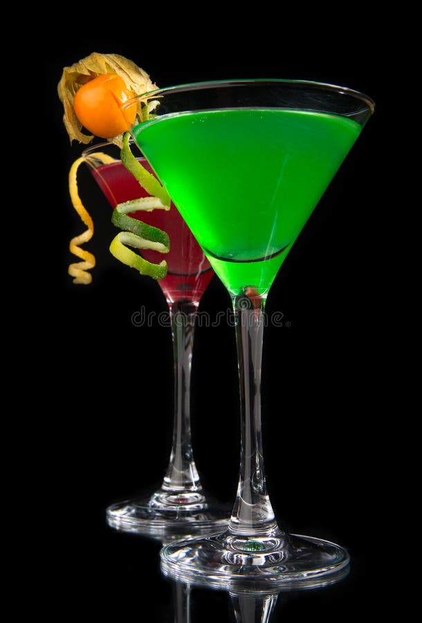 Due cocktail verdi ed i cocktail cosmopoliti rossi hanno decorato lo spirito fotografia stock Due cocktail verdi ed i cocktail cosmopoliti rossi hanno decorato lo spirito fotografia stock