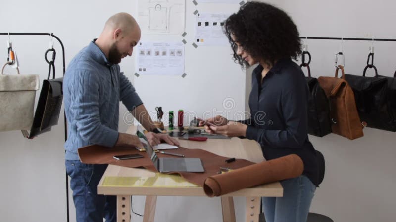 Due colleghi casuali che lavorano insieme