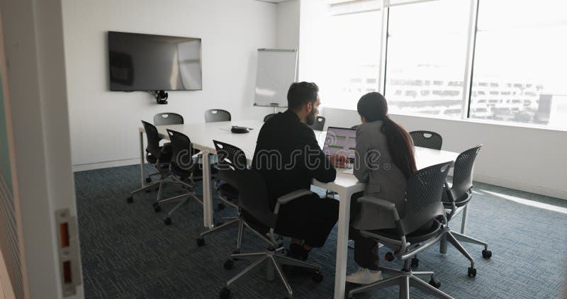 Due colleghi che utilizzano un laptop per l'analisi delle prestazioni archivi video