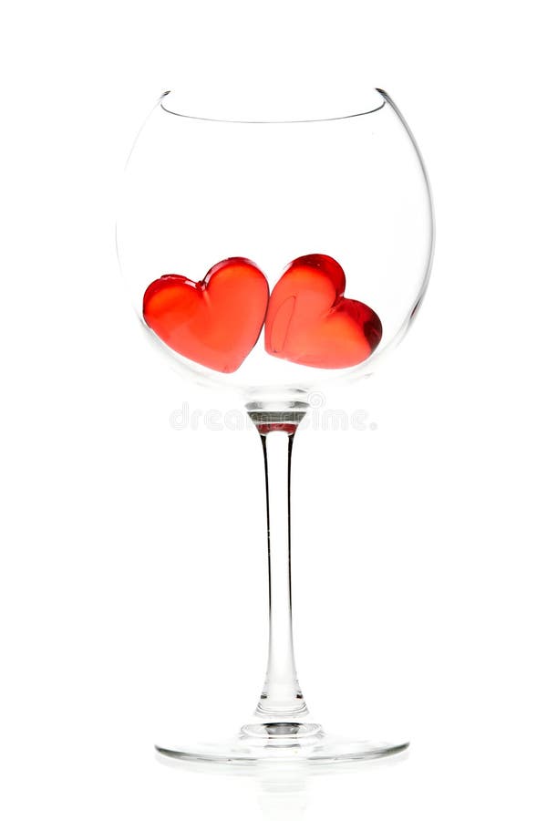 Due cuori rossi della gelatina in vetro di vino fotografia stock Due cuori rossi della gelatina in vetro di vino fotografia stock
