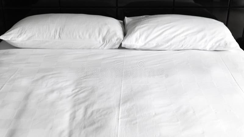 White cuscini e copriletto e cuscino di pelle di pecora su letto di fronte  al vetro con tende bianche in camera con schermo di legno Foto stock - Alamy