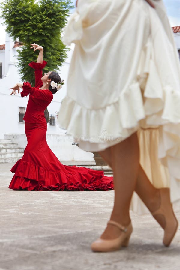 Due danzatori spagnoli di flamenco delle donne in piazza immagini stock libere da diritti Due danzatori spagnoli di flamenco delle donne in piazza immagini stock libere da diritti