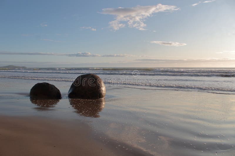 Due delle uniche ronde rotonde sulla spiaggia di moeraki a otago new zealand. fotografia stock